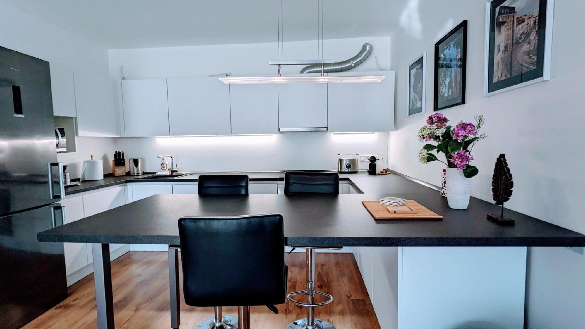 E1 Luxury Oldtown Apt - 2X Parking, Foodstore, Pcscreen, Netflix, Unlimited Music, Crib, Babychair, Fastwifi, Aircon โกชิเซ ภายนอก รูปภาพ